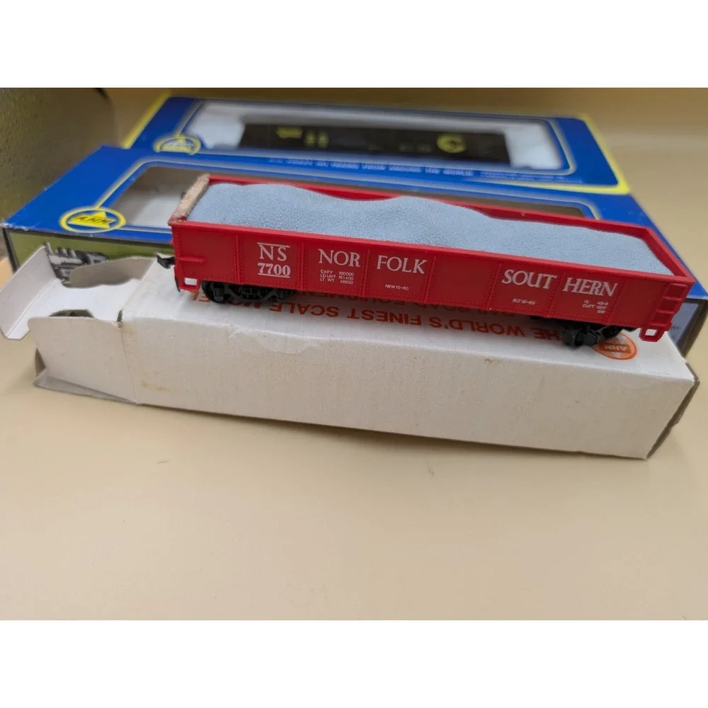 HO Scale Train Cars Lot Plus Track AHM Kellogs Eggo Chessie Miller Frosted